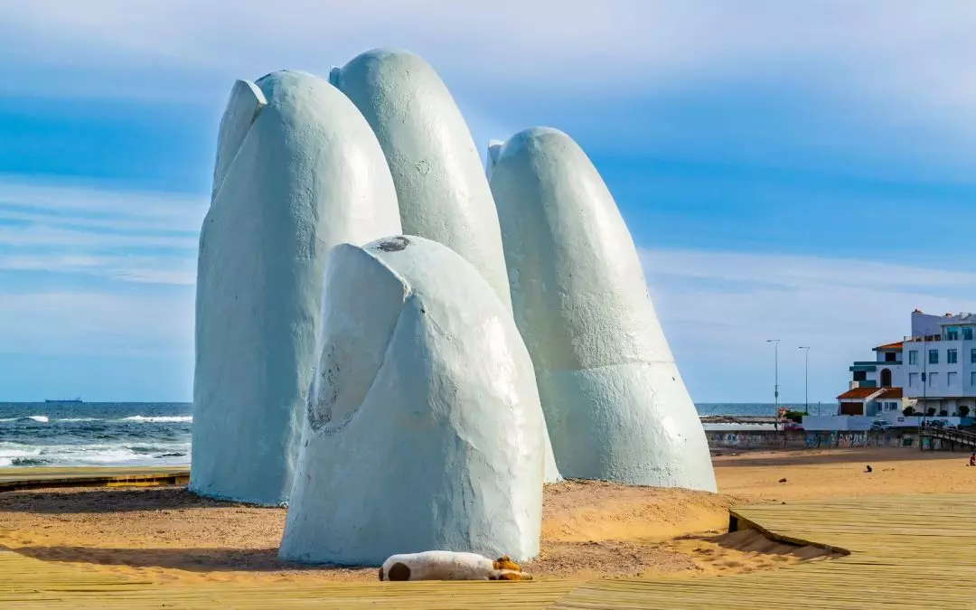 El Arte de Empacar para Punta del Este: Esenciales de Verano de Lujo