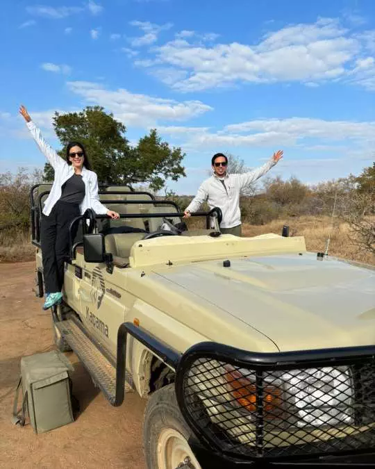 Nanan Travel - Balancing Luxury & Wilderness in African Safaris _ Ultimate Guide (10) Nanan Travel - Balancing Luxury & Wilderness in African Safaris _ Ultimate Guide-clients on a safari-honeymoon