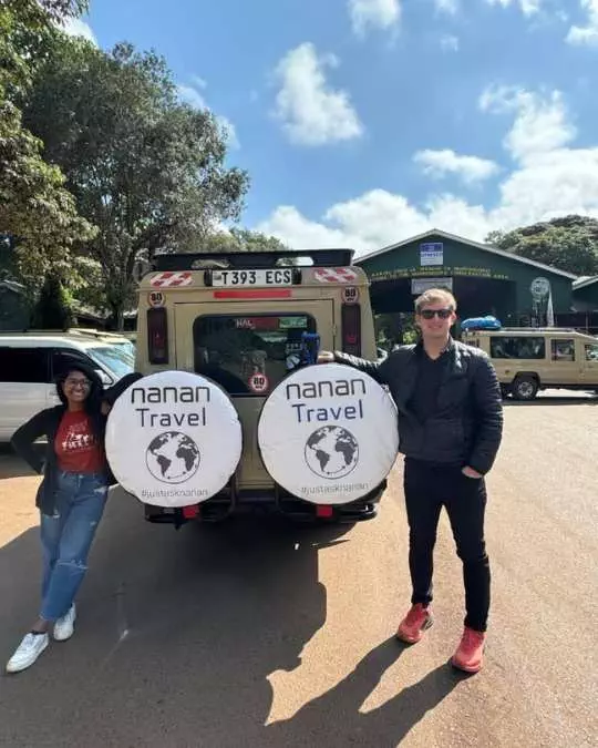 Nanan Travel - Balancing Luxury & Wilderness in African Safaris _ Ultimate Guide (2) Nanan Travel - Balancing Luxury & Wilderness in African Safaris _ Ultimate Guide- clients on safari