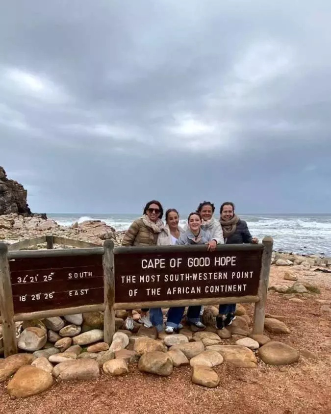 Nanan Travel - Family Luxury Safaris_ 5 Dream Destinations for All Ages - South Africa (2) Nanan Travel - Balancing Luxury & Wilderness in African Safaris _ Ultimate Guide- clients on safari