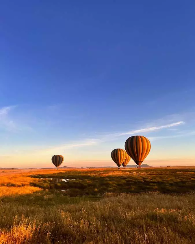 Nanan Travel - Family Luxury Safaris_ 5 Dream Destinations for All Ages - Tanzania (3) Nanan Travel - Balancing Luxury & Wilderness in African Safaris _ Ultimate Guide-Balloon Safari